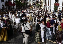 Miles de personas acudieron este domingo a la Romería del Pino.