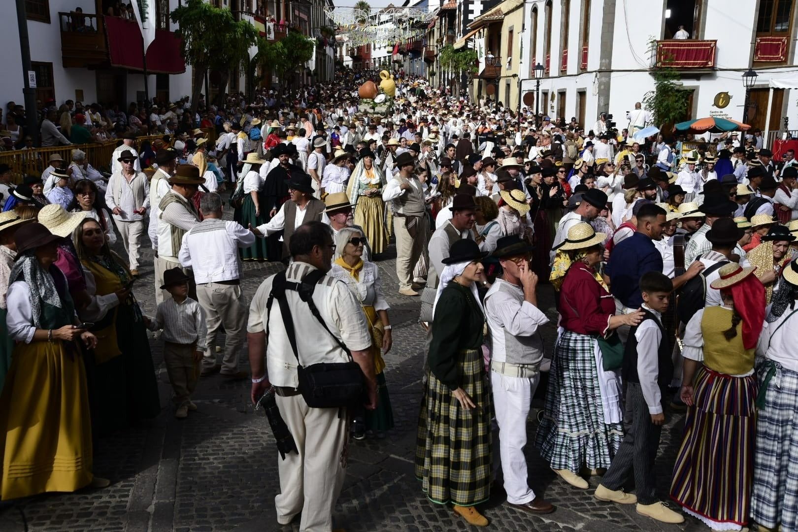 Miles de personas acudieron este domingo a la Romería del Pino.