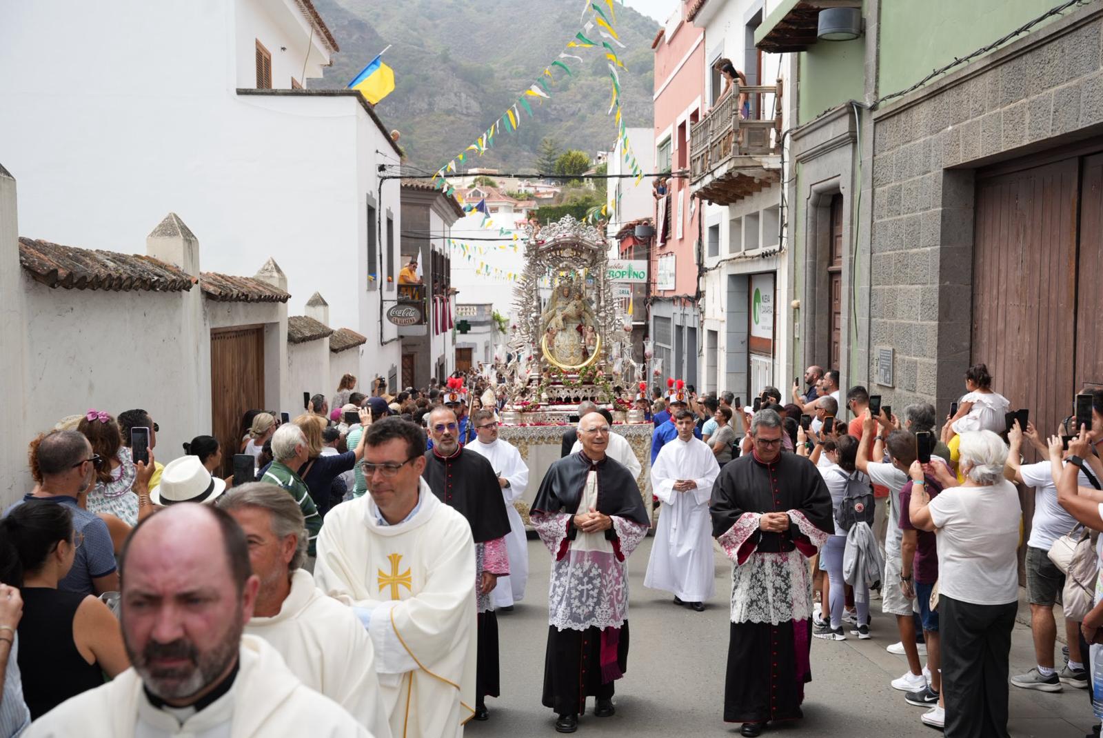 Pétalos, lágrimas y emoción honran a la Virgen del Pino