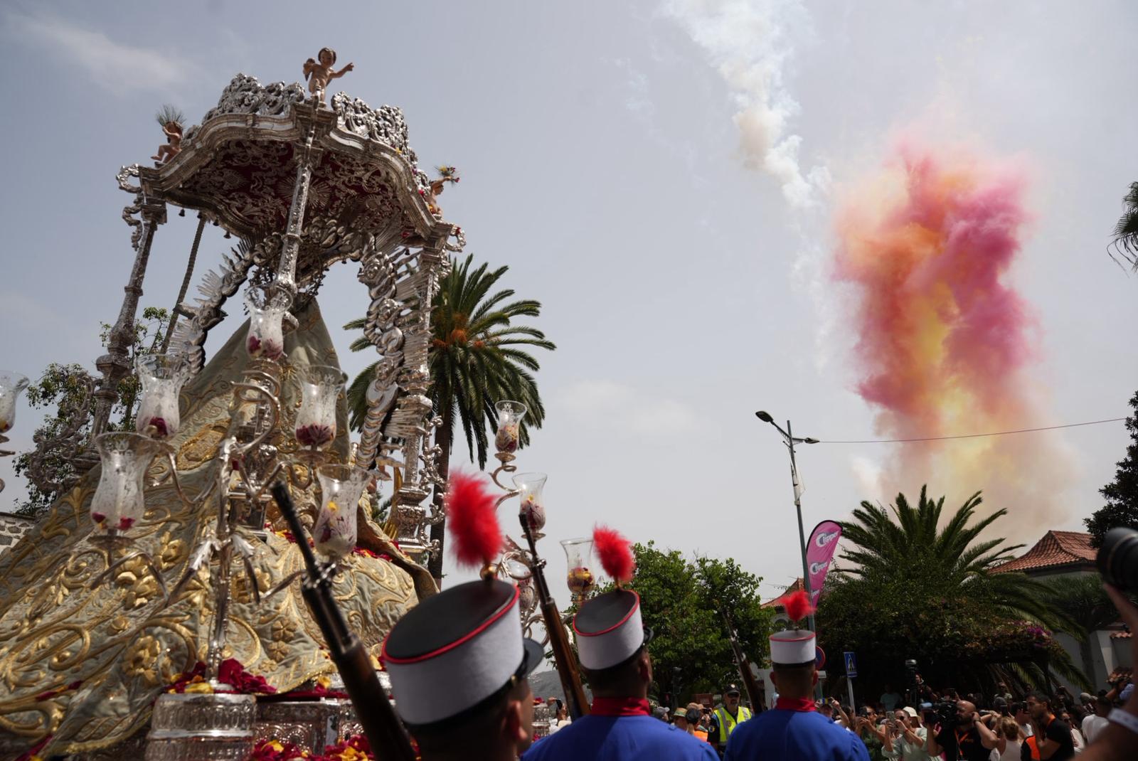 Pétalos, lágrimas y emoción honran a la Virgen del Pino