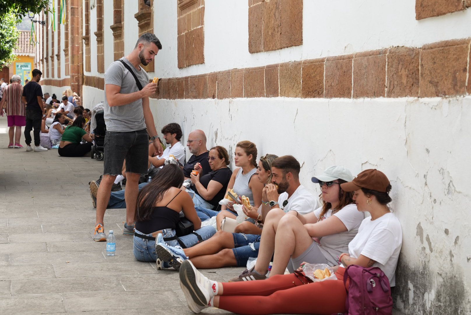 Pétalos, lágrimas y emoción honran a la Virgen del Pino