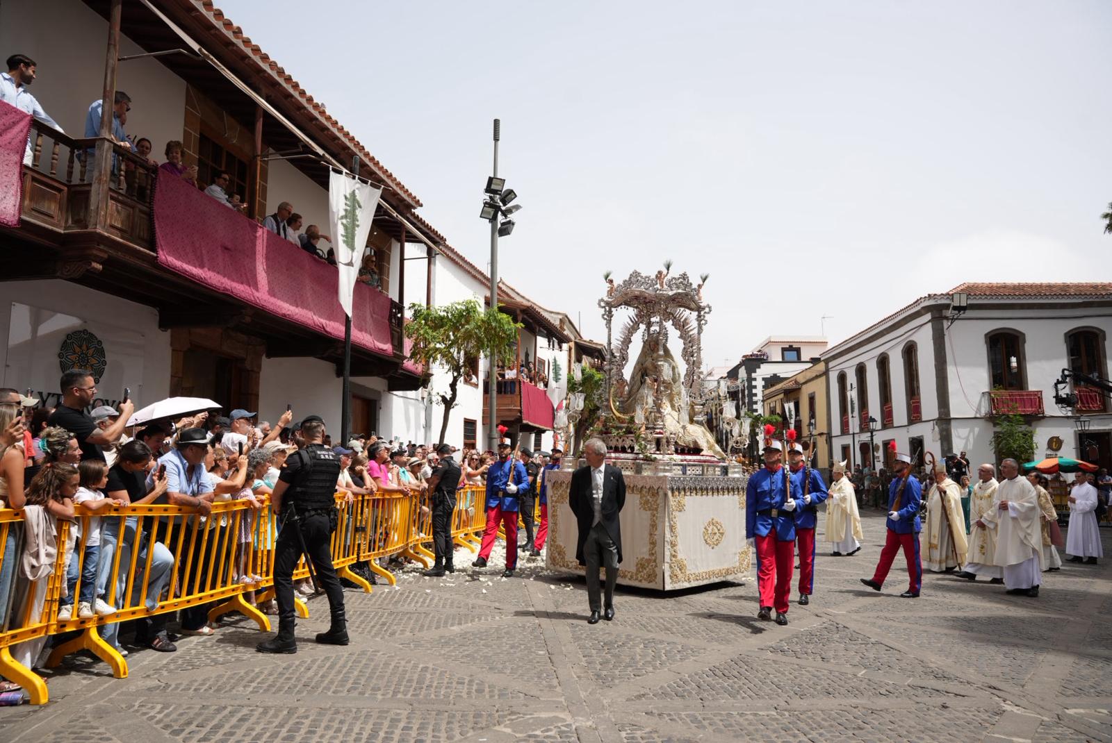 Pétalos, lágrimas y emoción honran a la Virgen del Pino