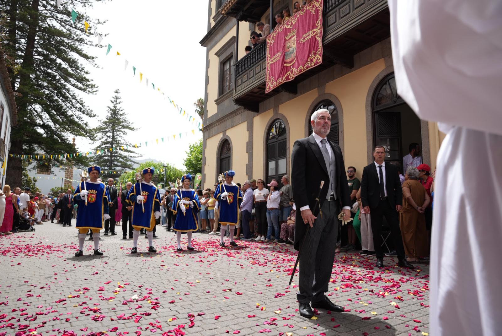 Pétalos, lágrimas y emoción honran a la Virgen del Pino
