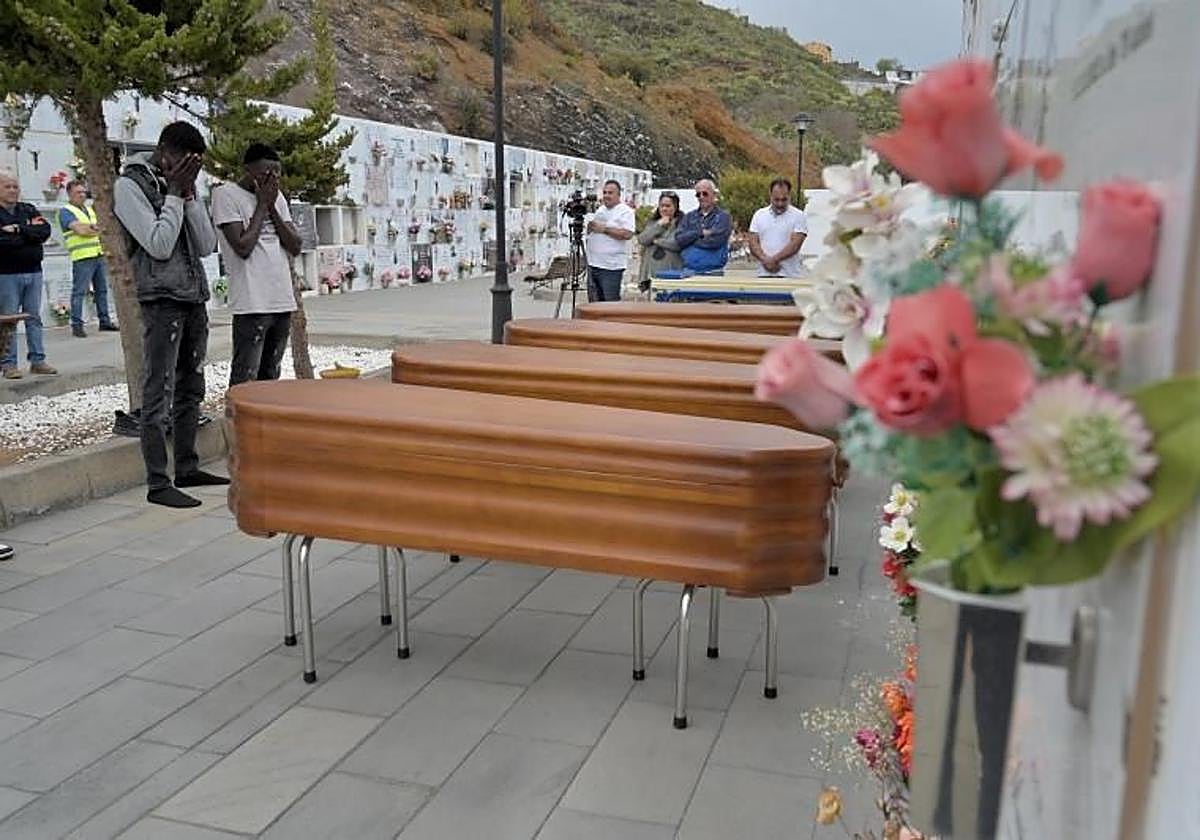 Foto de archivo del entierro de migrantes muertos en un cayuco que llegó a El Hierro.