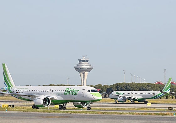 Imagen de archivo de dos aviones Binter.