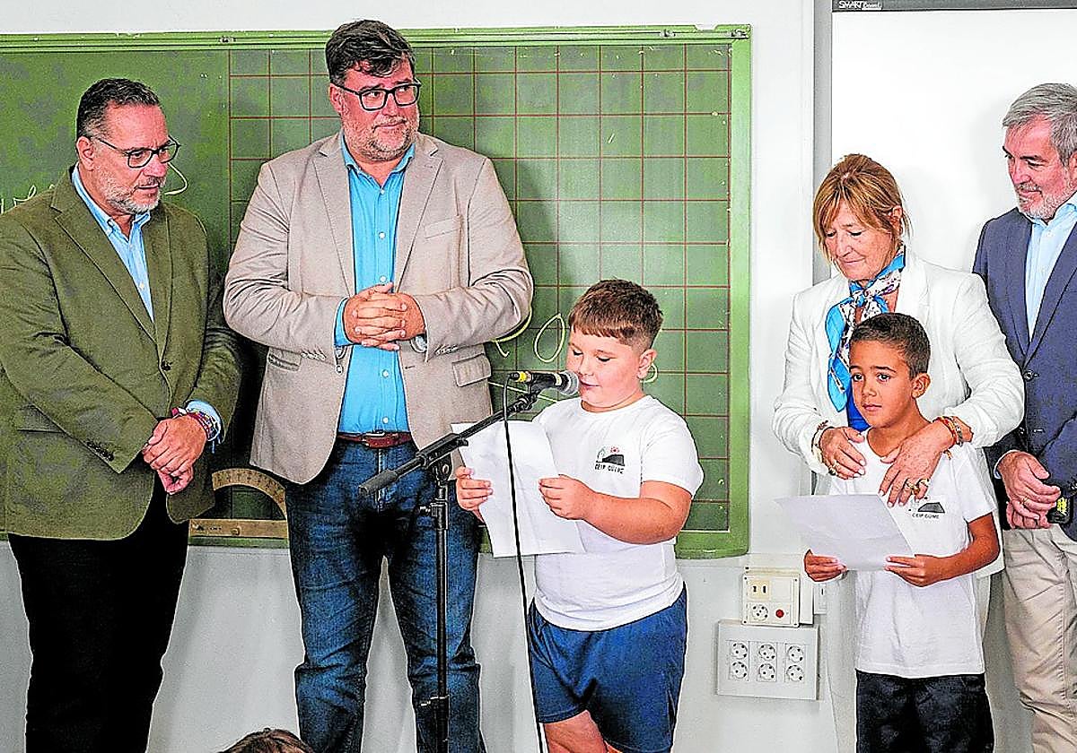 Escolares del colegio de Gúime leen en el acto de apertura de curso junto a Fernando Clavijo y Poli Suárez.