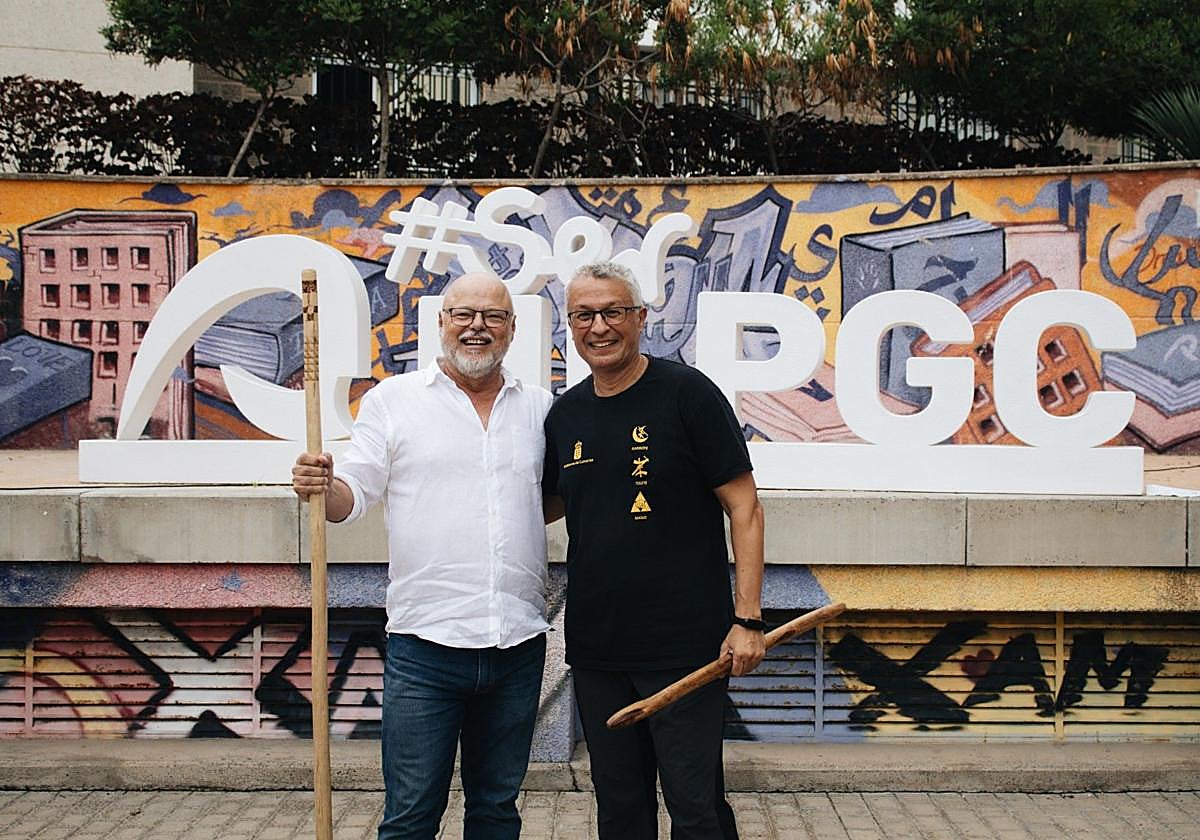 Germán Gallardo, decano de la Facultad de Ciencias de la Educación, junto a Cristóbal Nuez, representante de la Federación Canaria de Lucha del Garrote.
