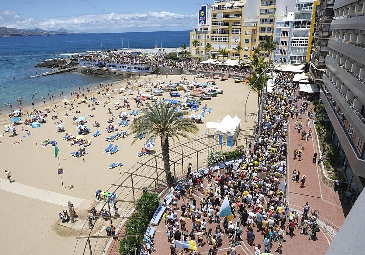 Paseo de Las Canteras durante una movilización de 'Canarias tiene un límite'.