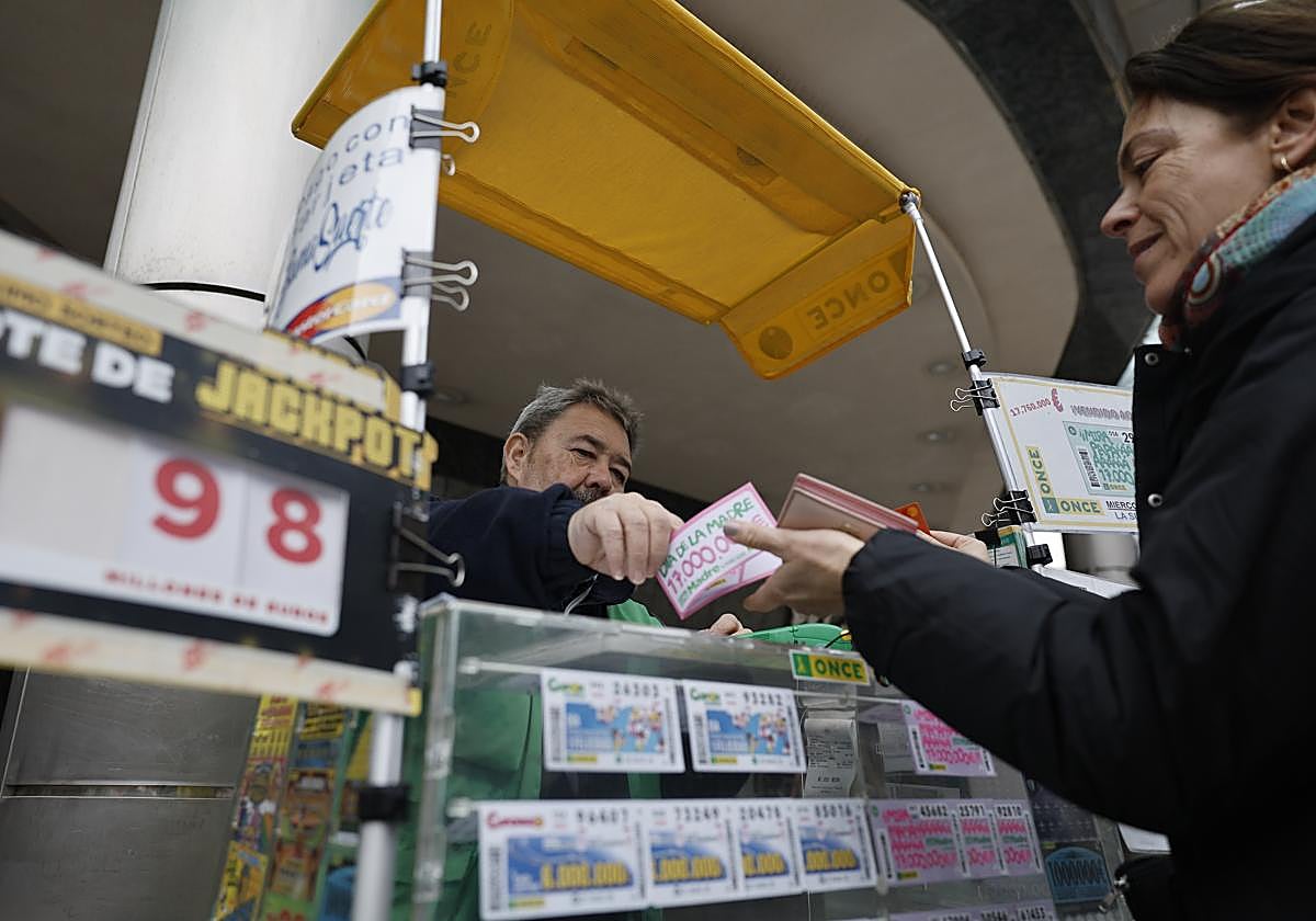 Imagen de archivo de un vendedor de la ONCE.