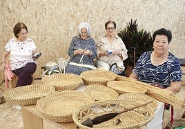 Profesionales en un puesto artesanal en la tarde de este miércoles.