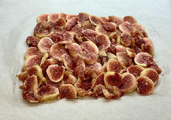 Disponemos los higos sobre un papel vegetal
