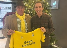 Alfredo del Castillo, con una camiseta de la UD Las Palmas junto a Jesús Zamora, un histórico de la Real Sociedad, en Anoeta.