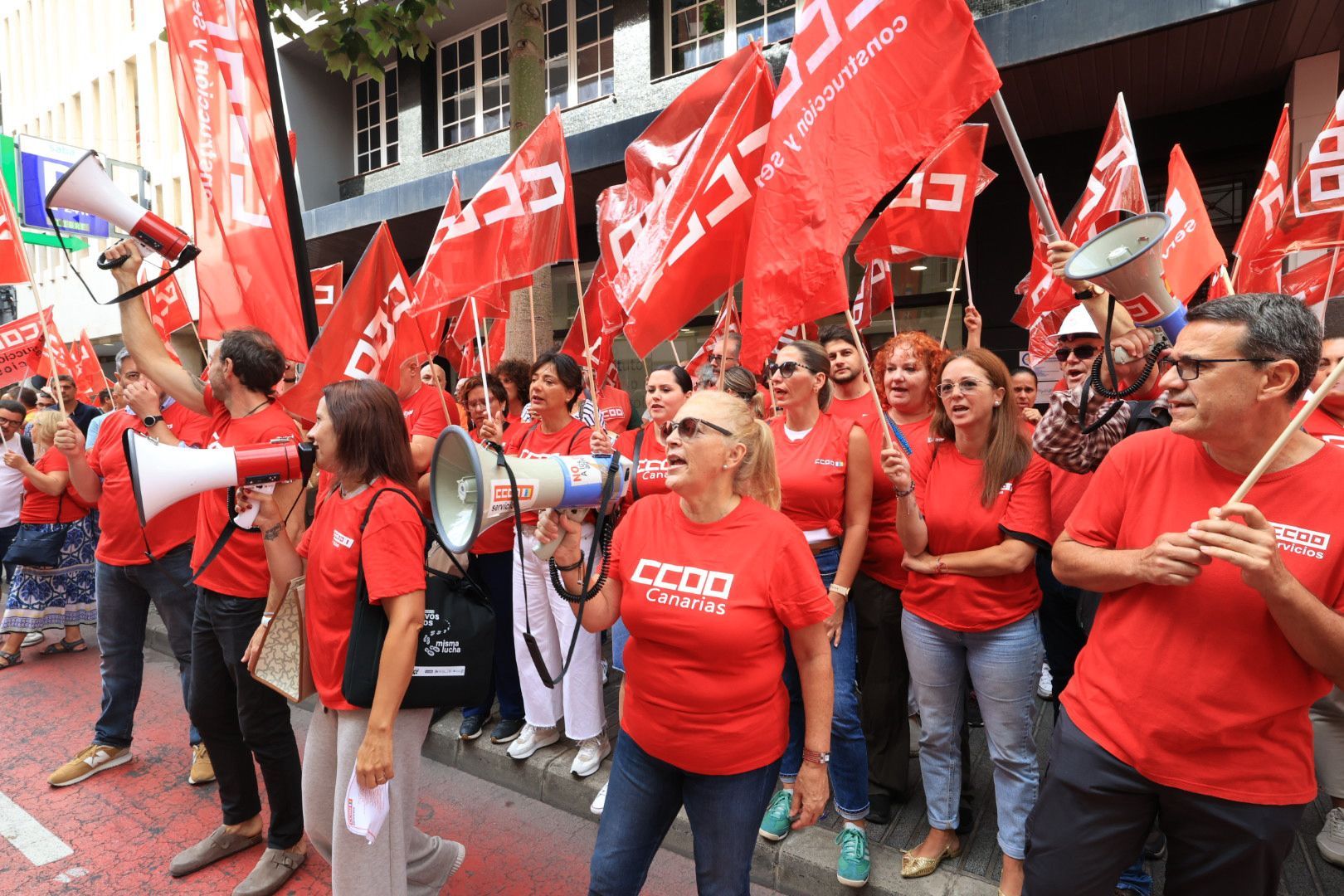 Los sindicatos CCOO y UGT se manifiestan en reclamo de la reducción de la jornada laboral