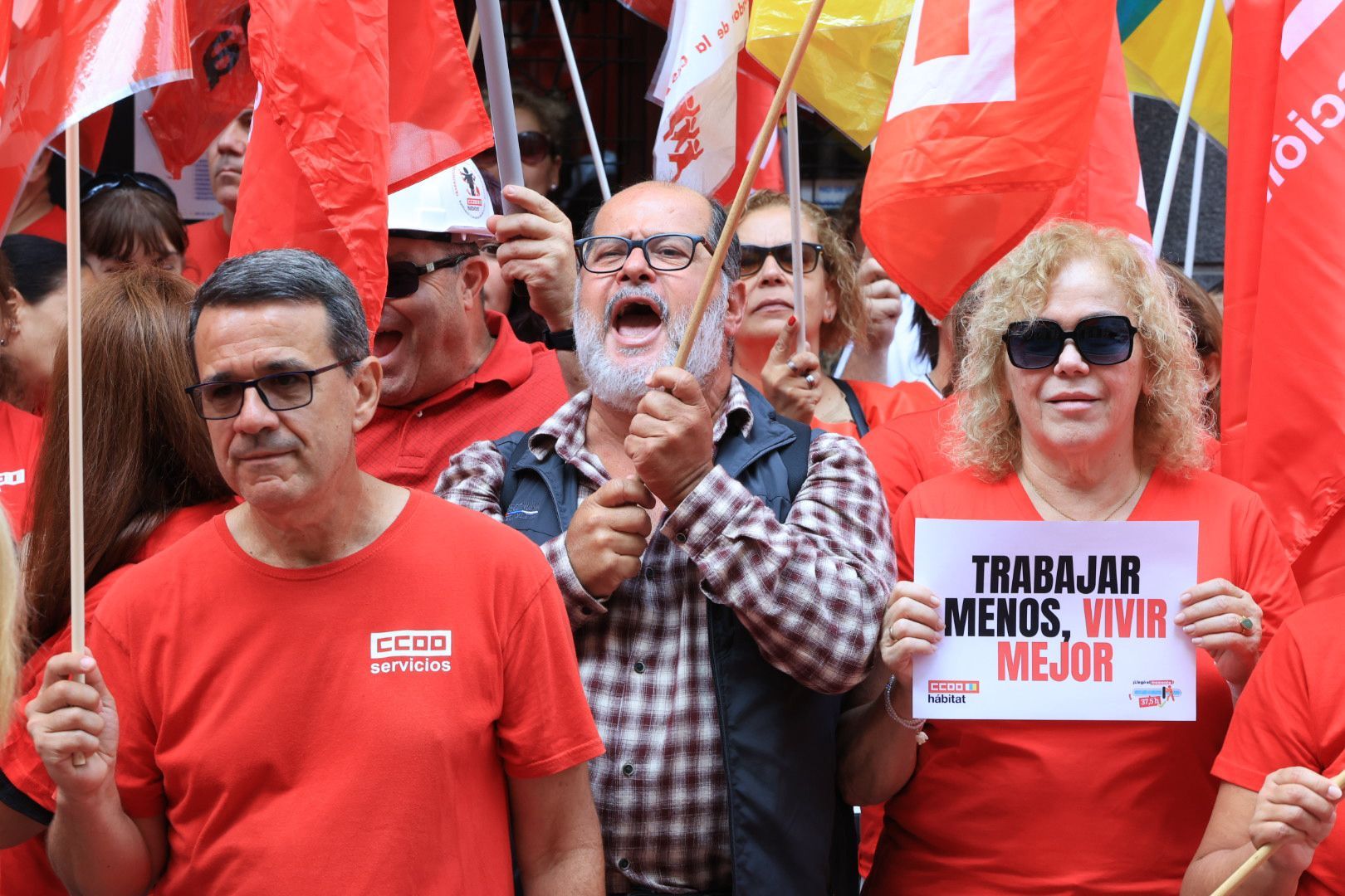 Los sindicatos CCOO y UGT se manifiestan en reclamo de la reducción de la jornada laboral