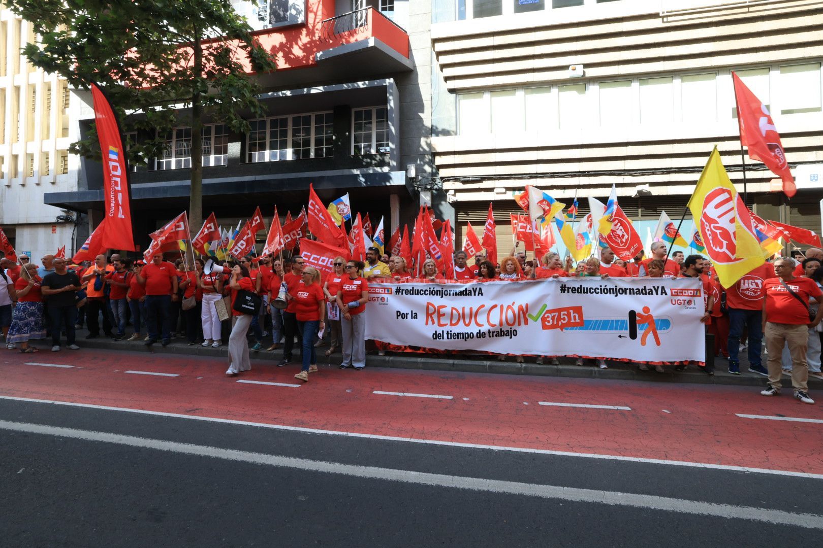 Los sindicatos CCOO y UGT se manifiestan en reclamo de la reducción de la jornada laboral
