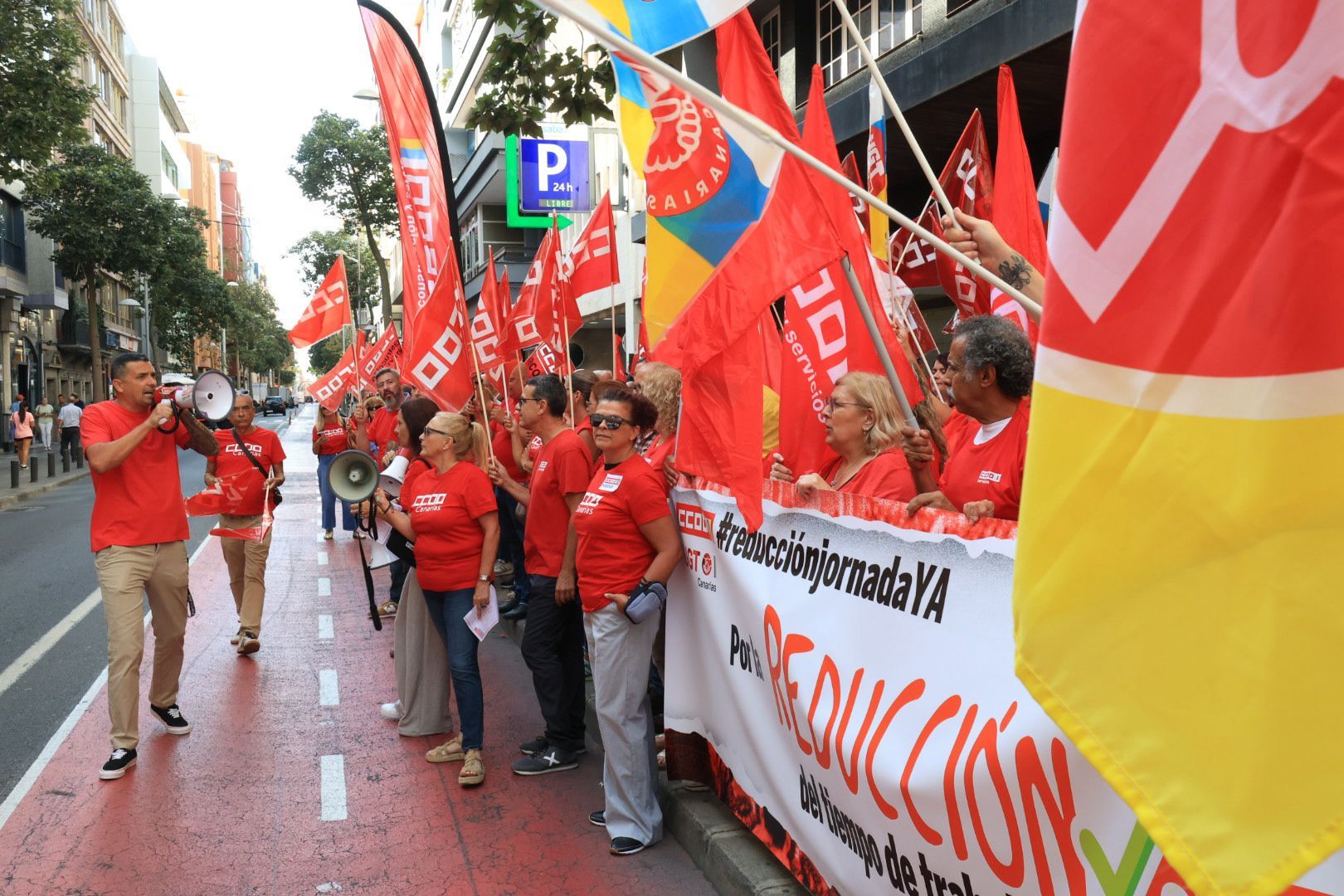 Los sindicatos CCOO y UGT se manifiestan en reclamo de la reducción de la jornada laboral