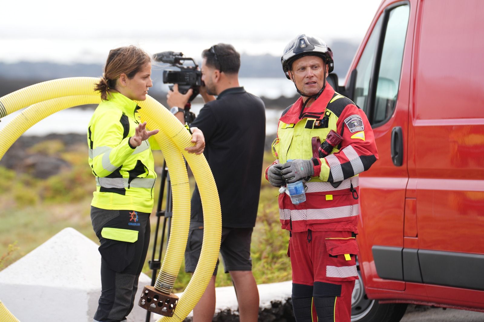 El incendio del barco atunero encallado en Órzola