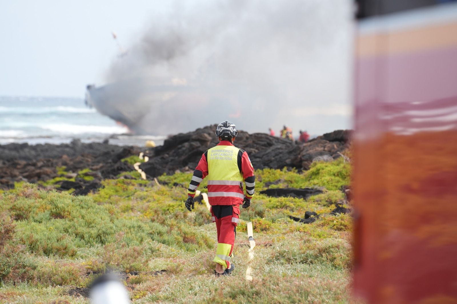 El incendio del barco atunero encallado en Órzola