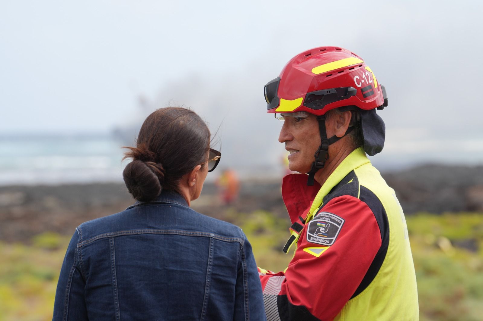 El incendio del barco atunero encallado en Órzola