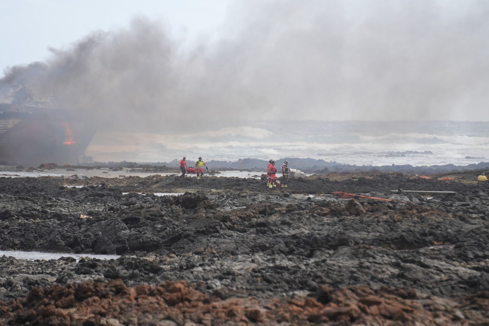 El incendio del barco atunero encallado en Órzola