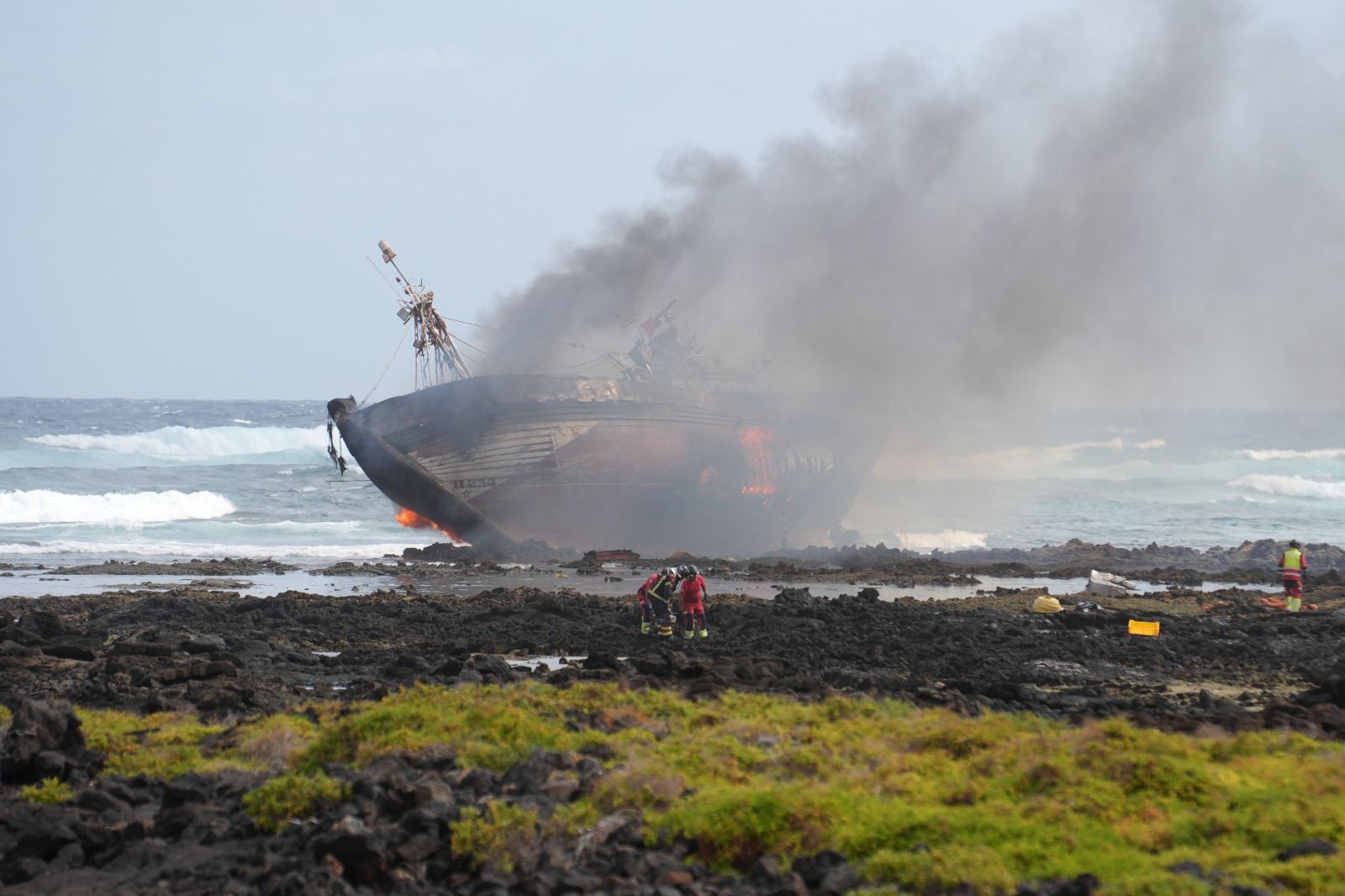 El incendio del barco atunero encallado en Órzola