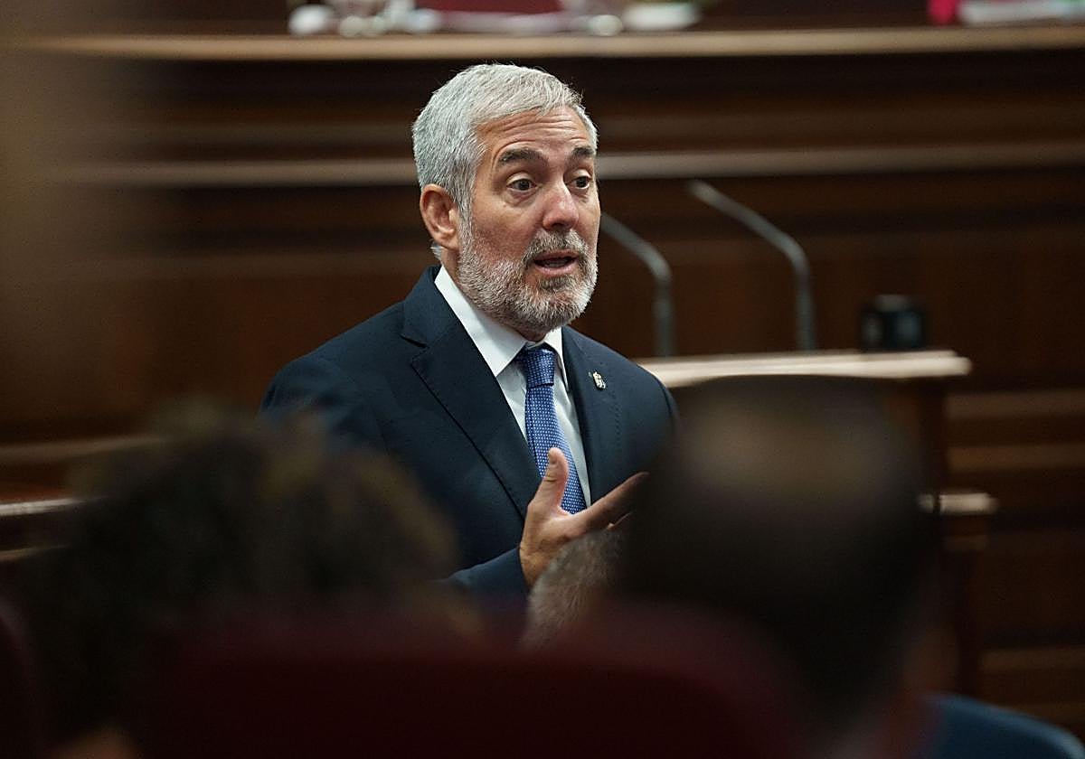 El presidente de Canarias, Fernando Clavijo, durante su intervención en el pleno.