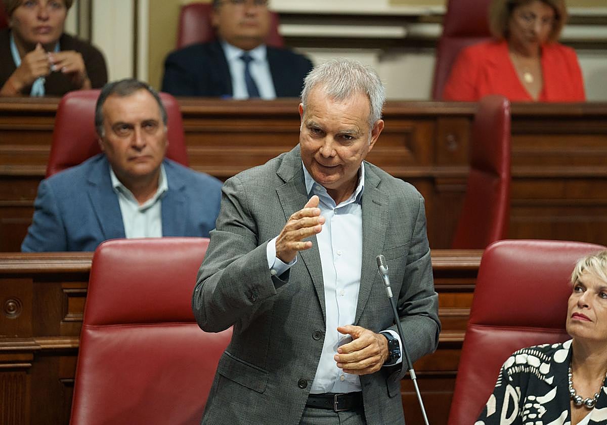 El portavoz del grupo socialista, Sebastián Franquis, interviene en el pleno del parlamento.