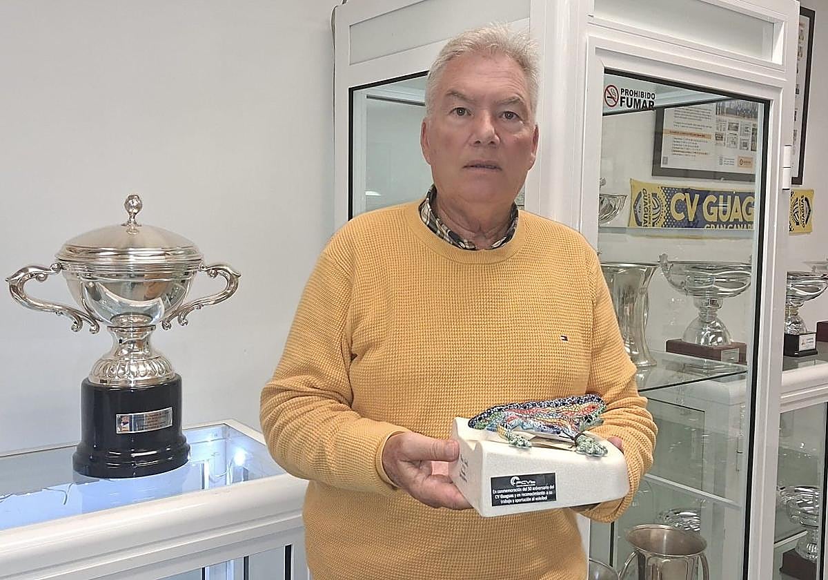 Juan Ruiz, con el motivo artístico recibido en la Ciudad Condal.