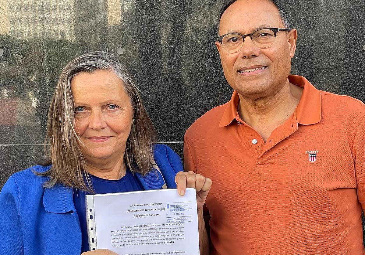 La PALT presentando la petición a la Consejera de Turismo del Gobierno de Canarias.
