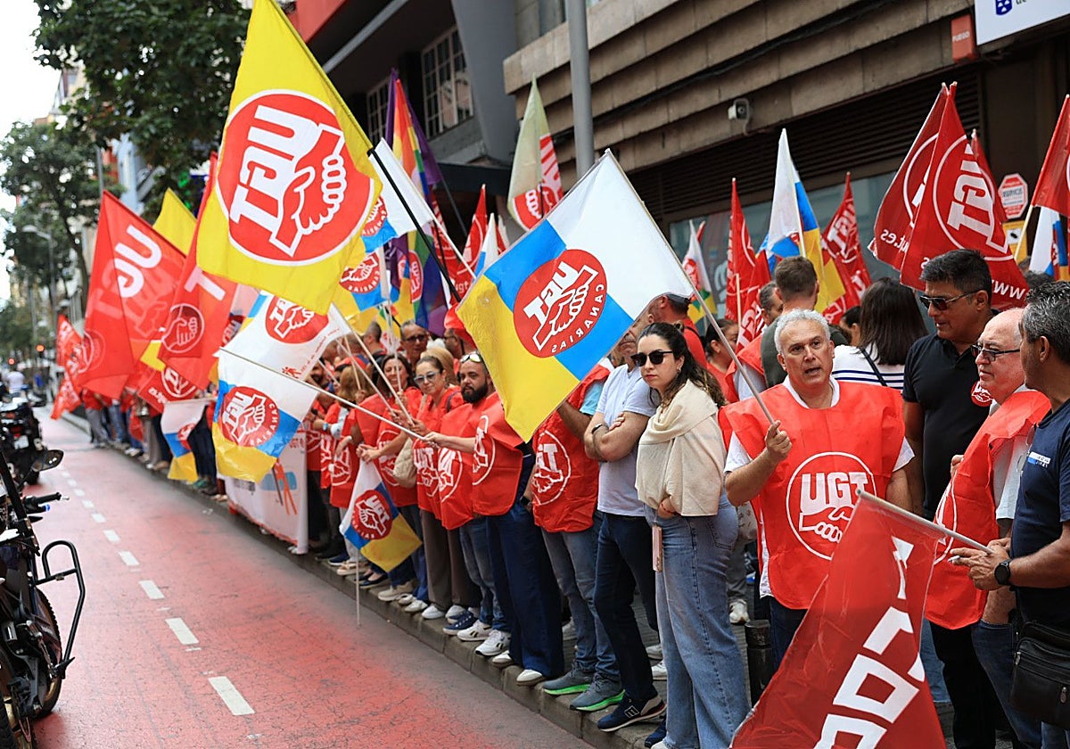 Los sindicatos CCOO y UGT se manifiestan en reclamo de la reducción de la jornada laboral