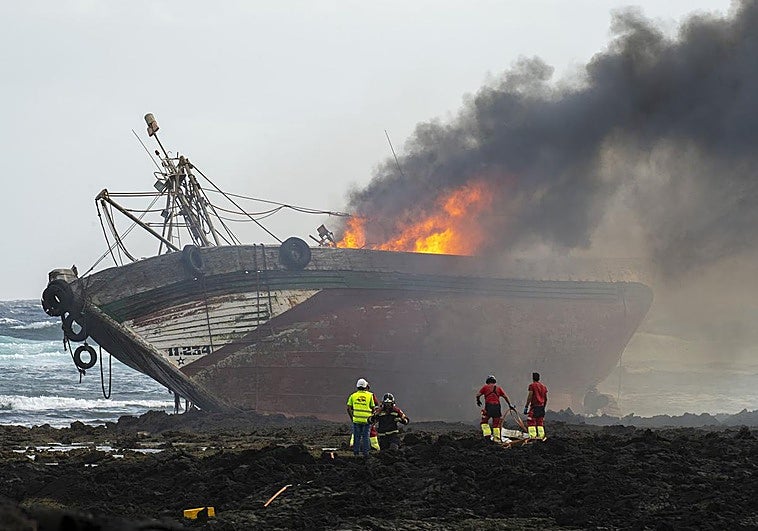 El atunero encallado arde en la costa de Órzola, Lanzarote.