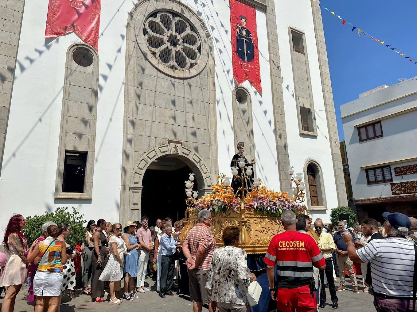 Momentos de la procesión en honor a San Nicolás de Tolentino.