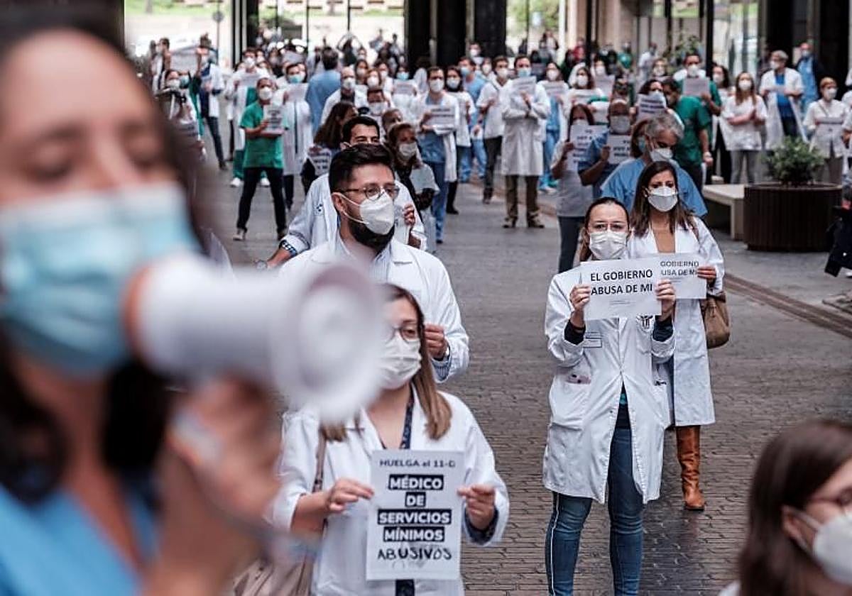 Imagen de archivo de facultativos temporales pidiendo la estabilización a las puertas del hospital Doctor Negrín.
