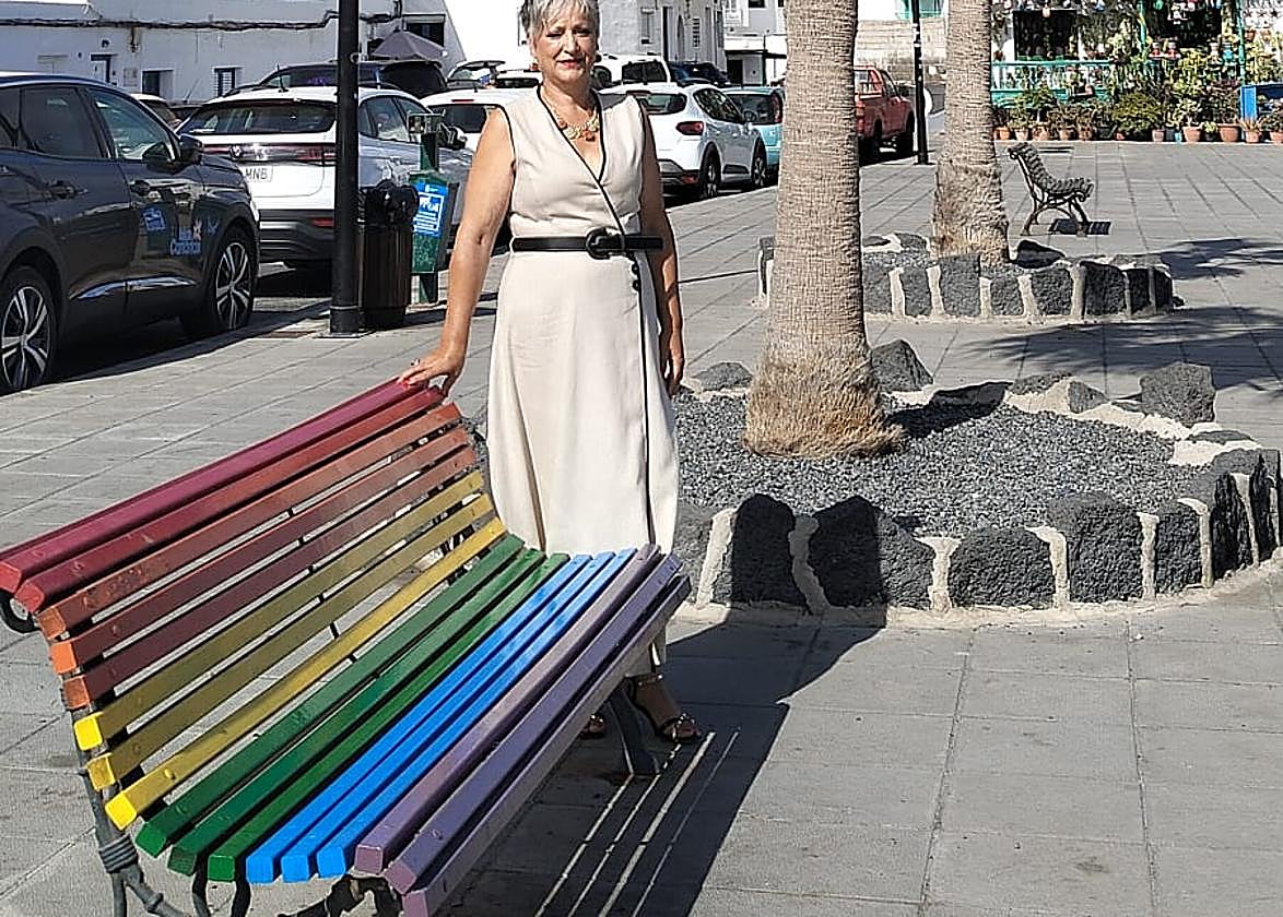 Nuria Acuña junto al banco LGTBI+ de Punta Mujeres ya restaurado.
