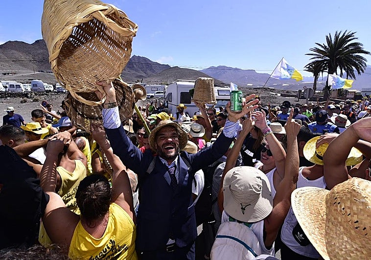 Personas disfrutando de las fiestas en La Aldea.