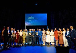 La consejera junto a los premiados.