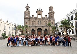 Imagen con las plantillas participantes del torneo junto a la Catedral de Las Palmas de Gran Canaria.