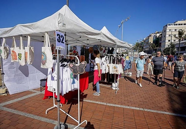 Imagen de archivo de un mercadillo el Paseo de Las Canteras.