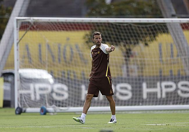 Luis García instruye a sus jugadores en un entrenamiento.