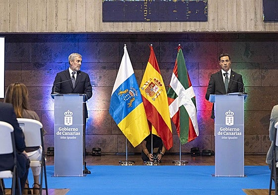 Fernando Clavijo e Imanol Pradales durante su encuentro de este jueves.