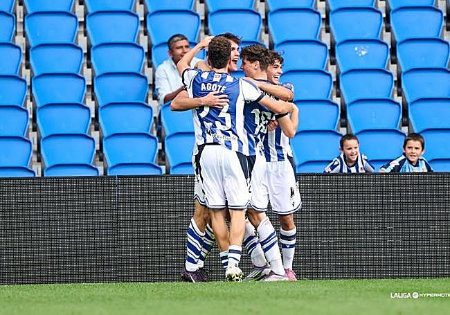 Jugadores de la Real B, celebrando un gol.