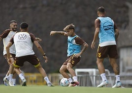 Recoba conduce el balón durante un entrenamiento con varios compañeros a su alrededor, Kirian entre ellos.