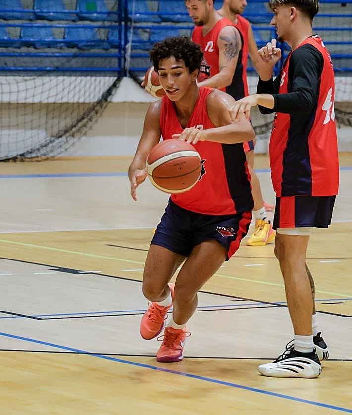 Imagen secundaria 2 - Un entrenamiento del CB Telde en la presente pretemporada.