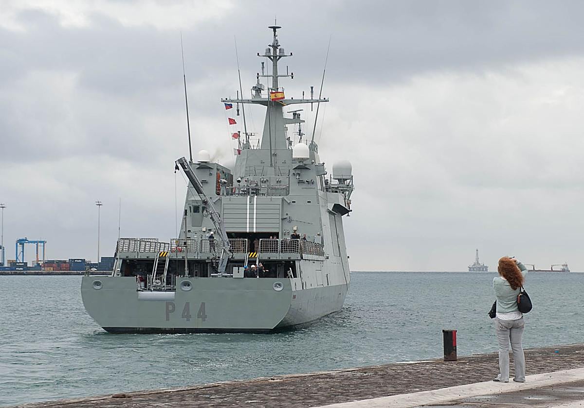 Foto de archivo del buque Tornado.