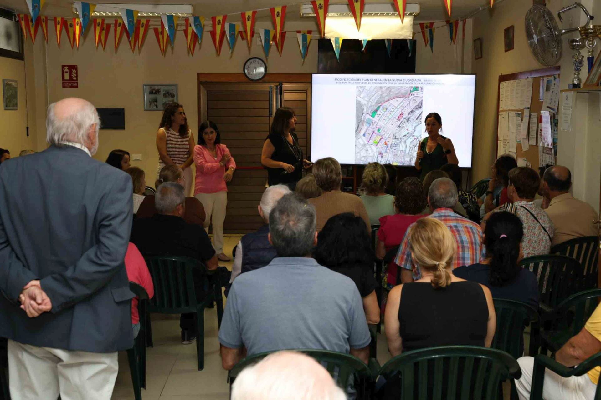 Los vecinos de Las Torres abandonan la reunión con Carolina Darias y se manifiestan en la plaza