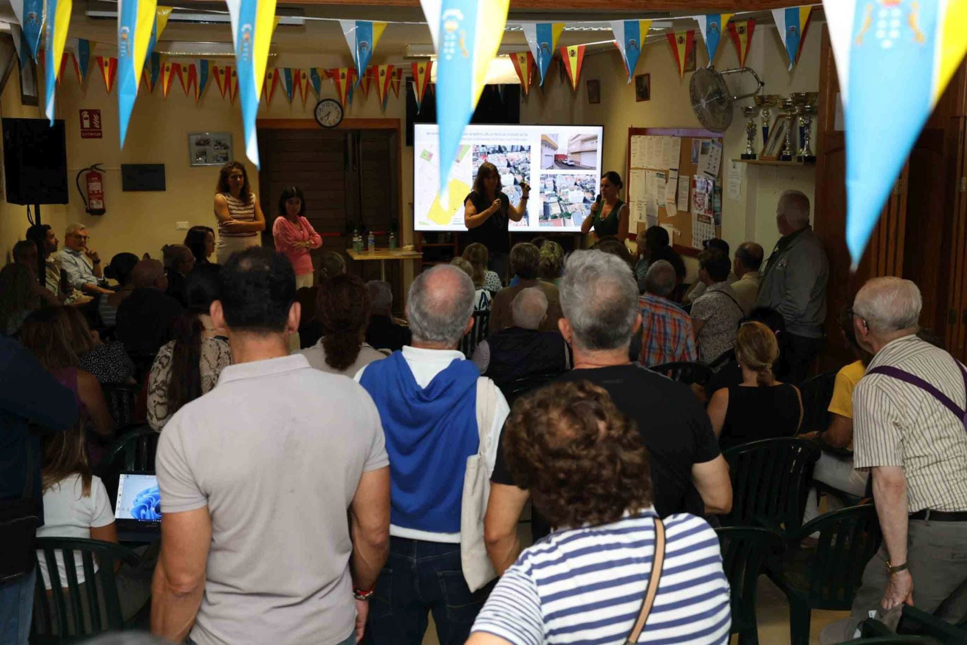Los vecinos de Las Torres abandonan la reunión con Carolina Darias y se manifiestan en la plaza