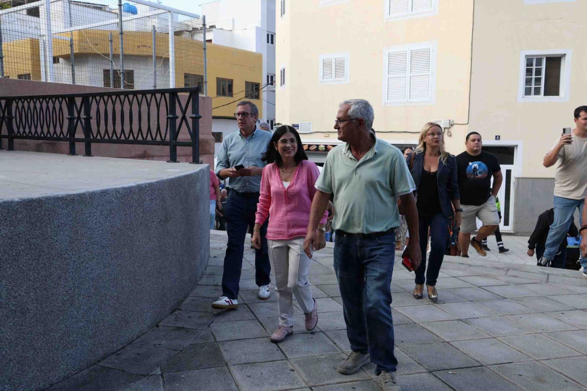 Los vecinos de Las Torres abandonan la reunión con Carolina Darias y se manifiestan en la plaza