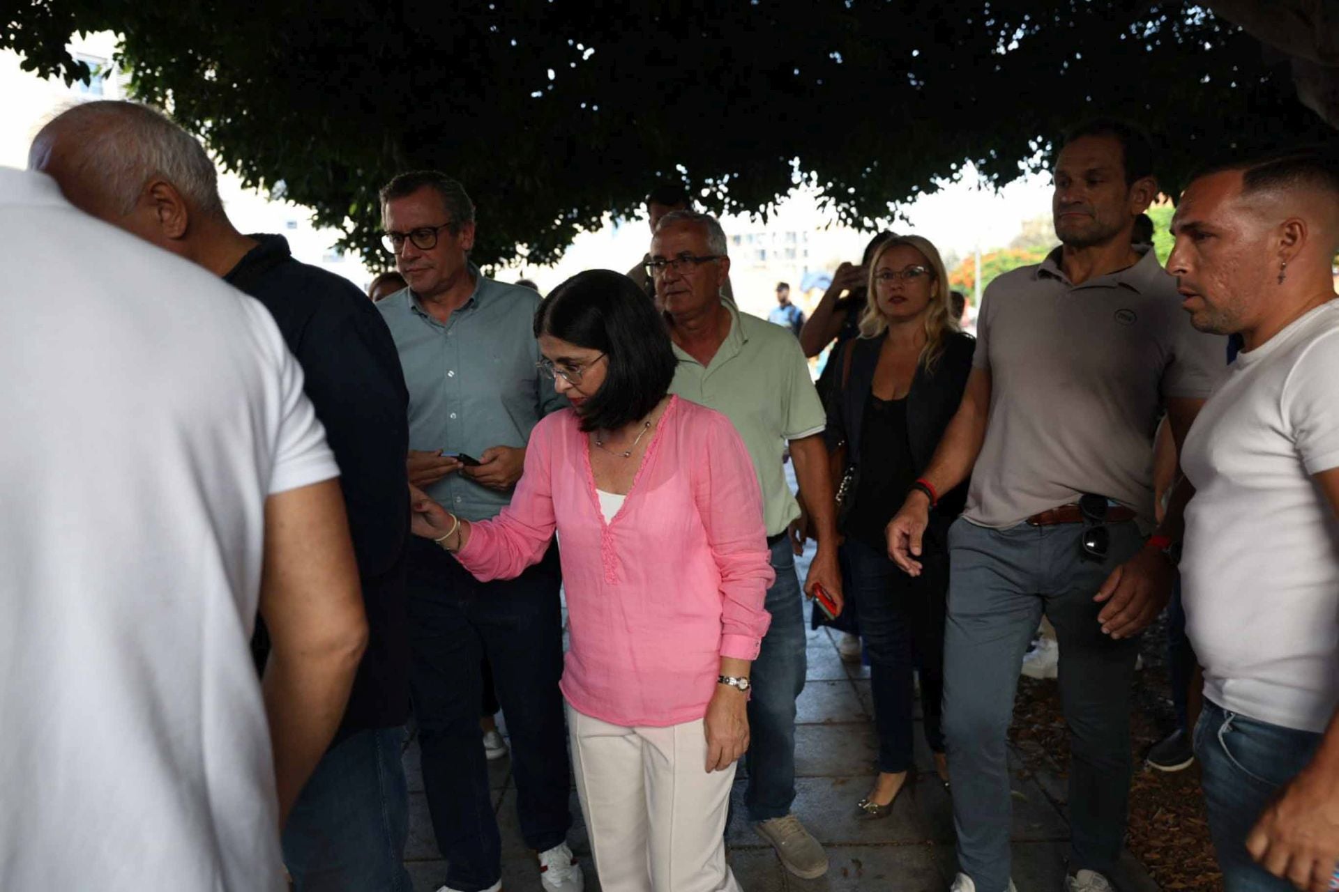 Los vecinos de Las Torres abandonan la reunión con Carolina Darias y se manifiestan en la plaza
