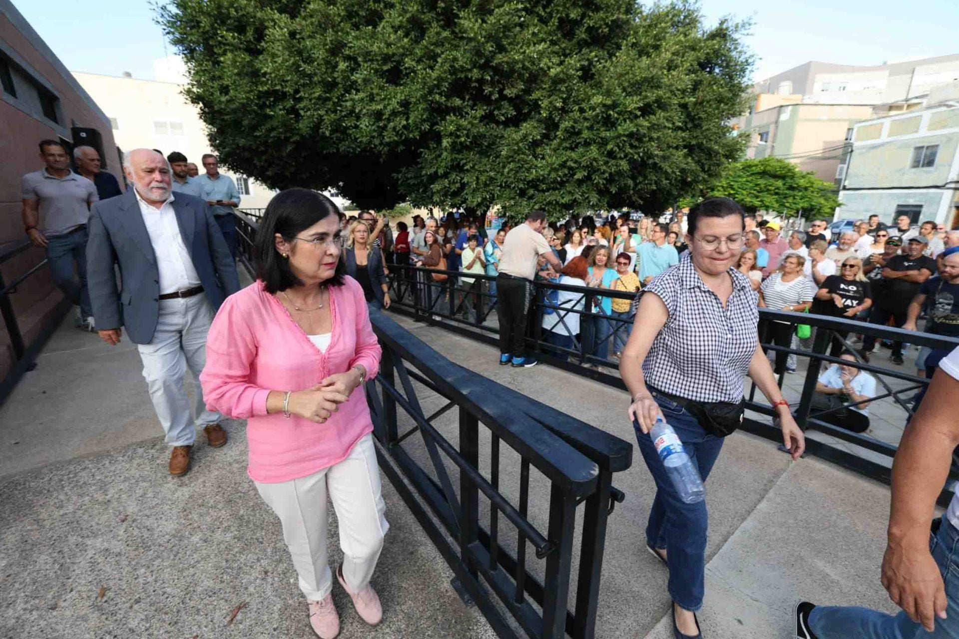 Los vecinos de Las Torres abandonan la reunión con Carolina Darias y se manifiestan en la plaza