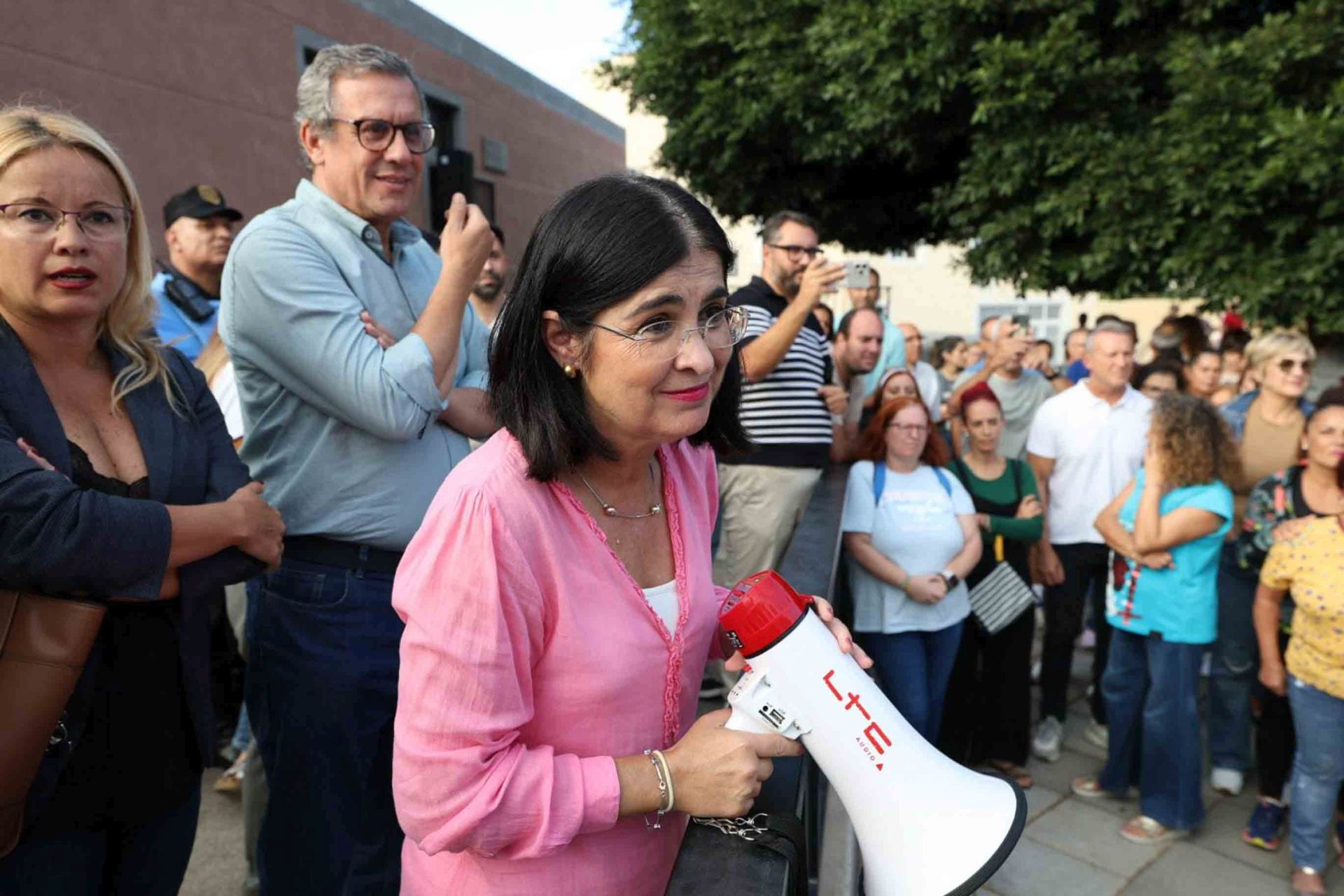 Los vecinos de Las Torres abandonan la reunión con Carolina Darias y se manifiestan en la plaza